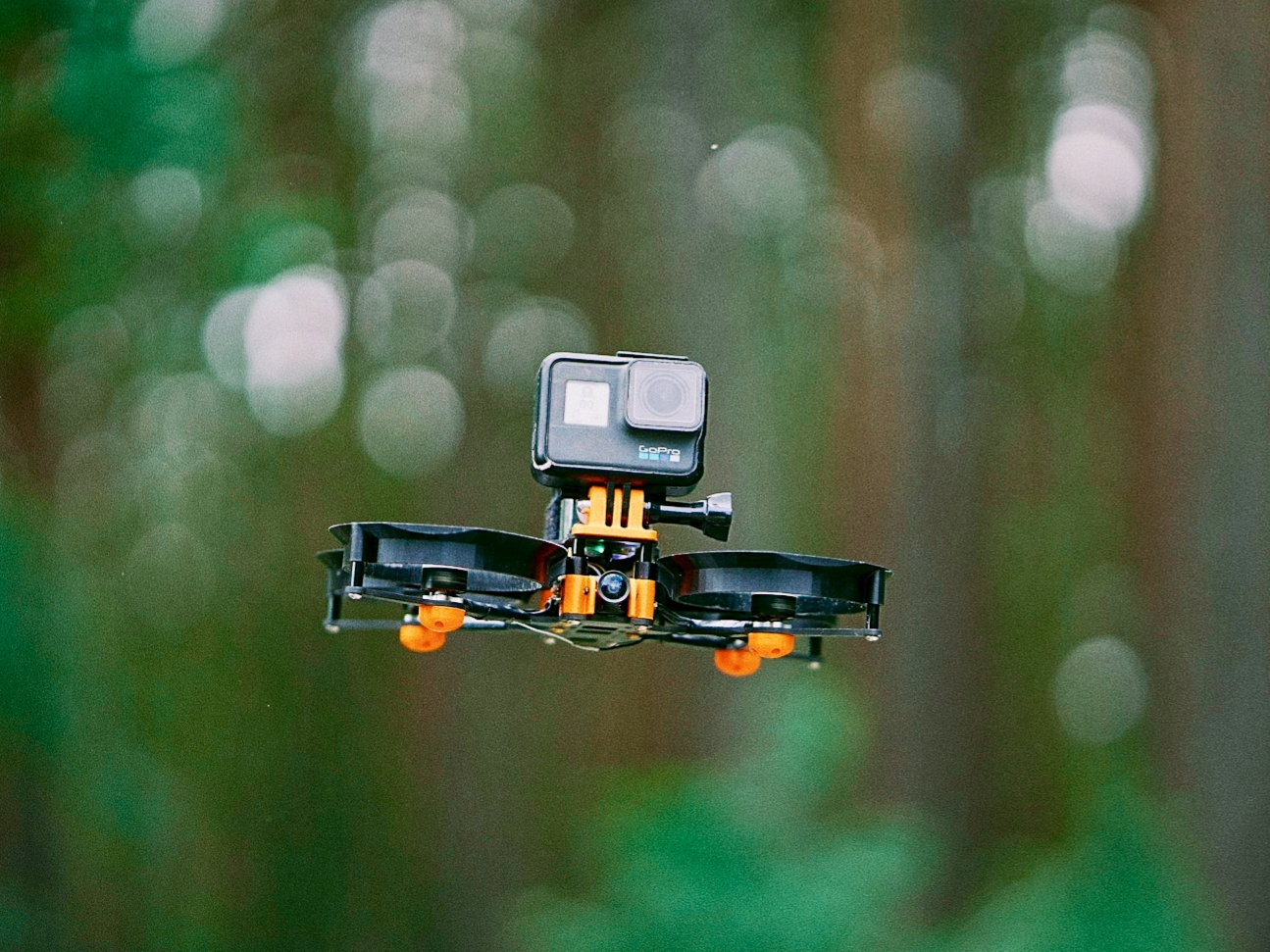 FPV vs drony standardowe – różnice i zastosowanie