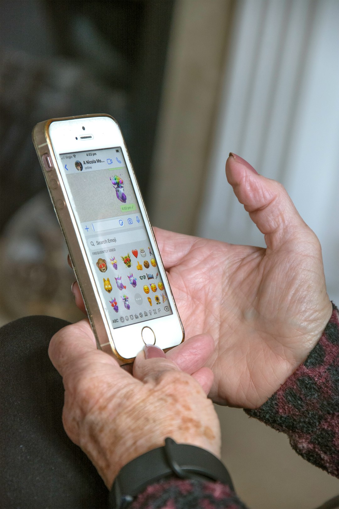 Smartfony dla seniorów 2025 – Porównanie najłatwiejszych w obsłudze