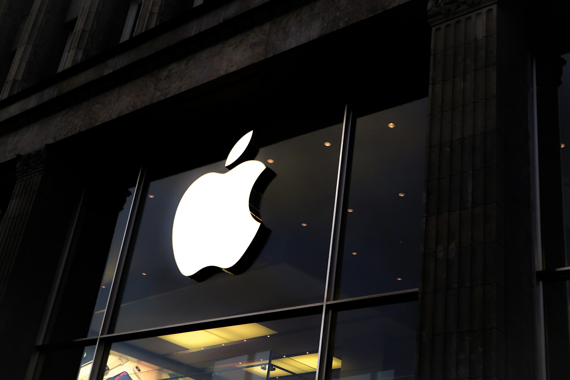 Apple intensyfikuje inwestycje w sztuczną inteligencję i strategiczne przejęcia