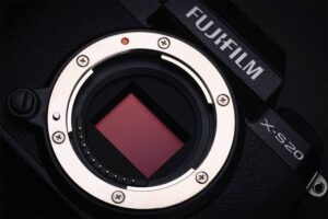 Fujifilm X-S20 vs Sony A6700: który aparat APS-C wybrać w 2025?