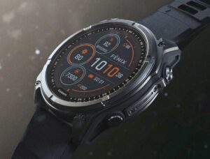 Garmin Fenix 8 w wersji Solar 51mm podczas górskiej wspinaczki z widocznym wyświetlaczem MIP i tytanową kopertą