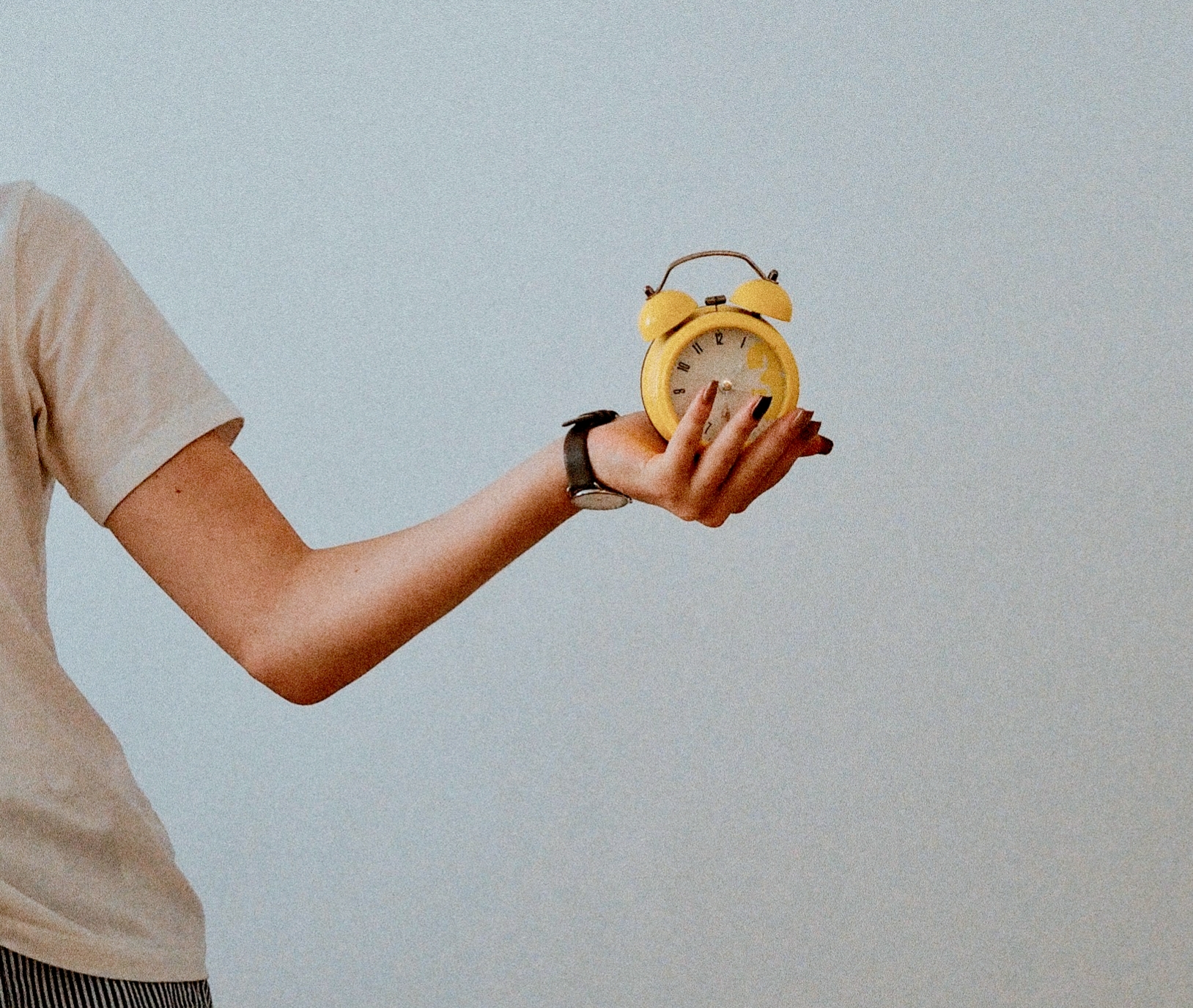 Najlepsze budziki 2025: ranking 10 modeli z symulacją światła, e-ink i analogowych