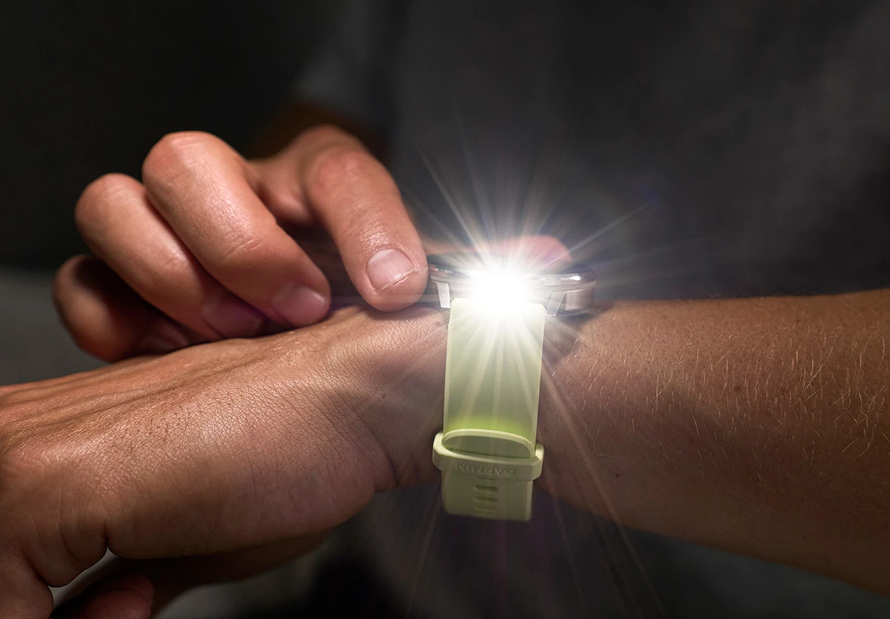 Ten nowy sportowy smartwatch monitoruje poziom energii w czasie rzeczywistym i działa do 25 dni