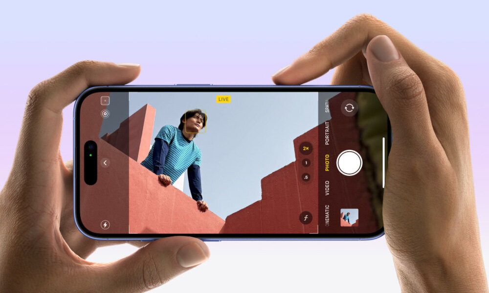 Apple iPhone 16 w kolorze czarnym na białym tle pokazujący ekran główny z aplikacjami i aparat tylny