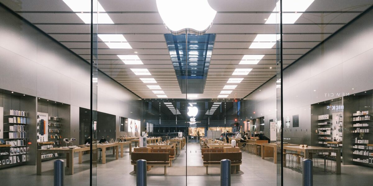 Explore the minimalist design of a modern tech store interior, showcasing a bright, elegant layout.