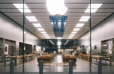Explore the minimalist design of a modern tech store interior, showcasing a bright, elegant layout.