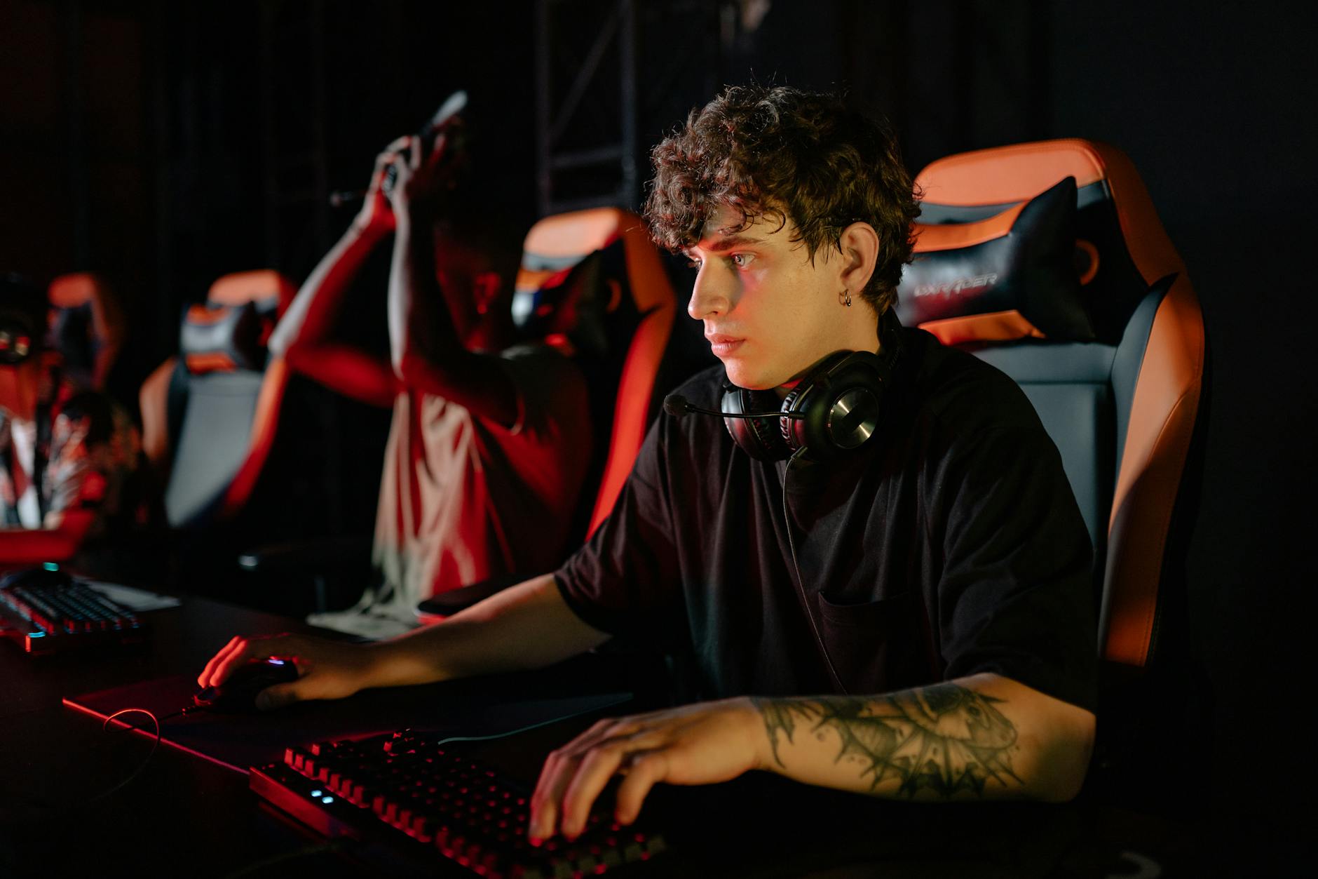 Inspirujące historie e-sportowców: sukcesy i biografie, które zmieniają zasady gry