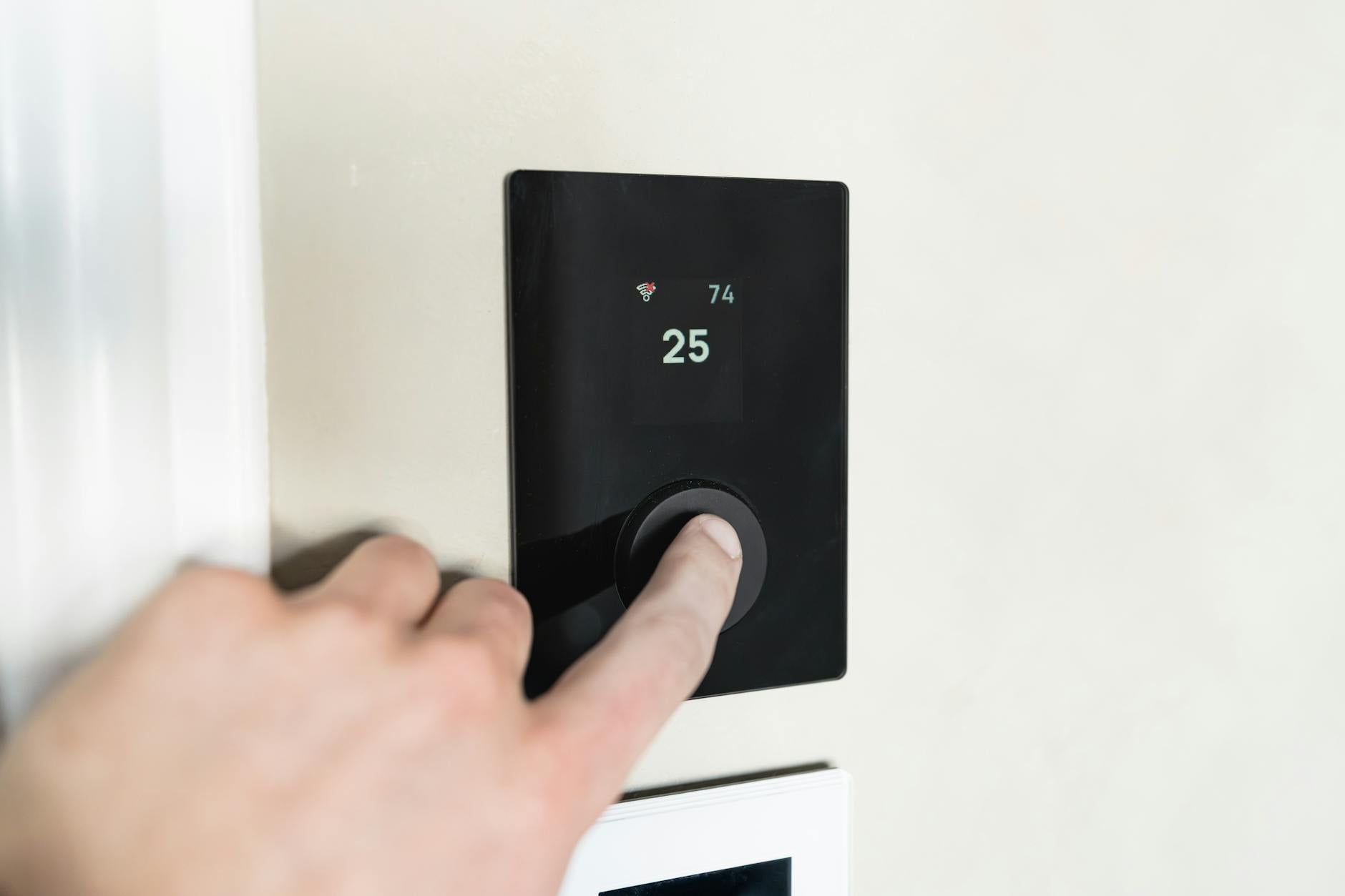 Jak działa bezprzewodowe sterowanie temperaturą w smart home?