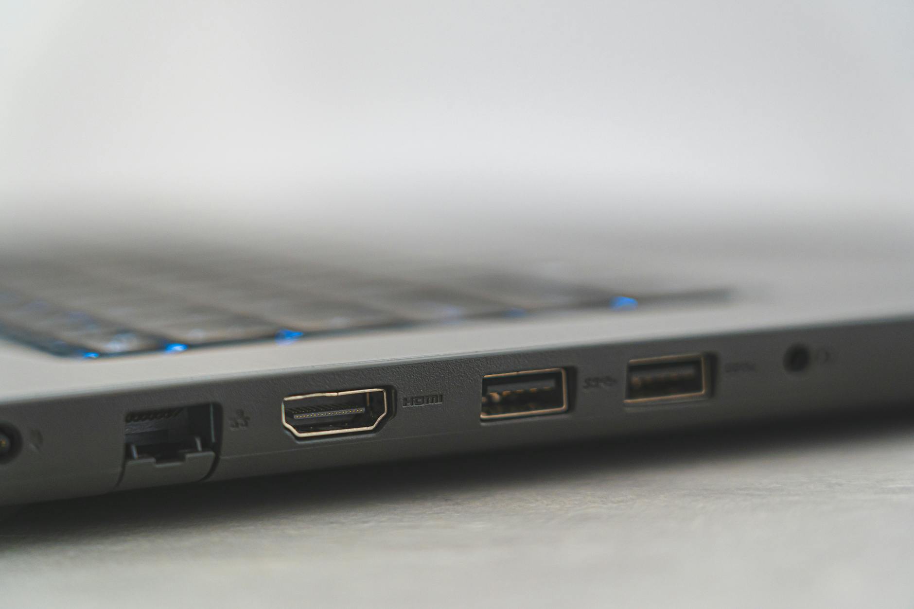 Jak podłączyć rejestrator do laptopa przez HDMI – praktyczny przewodnik