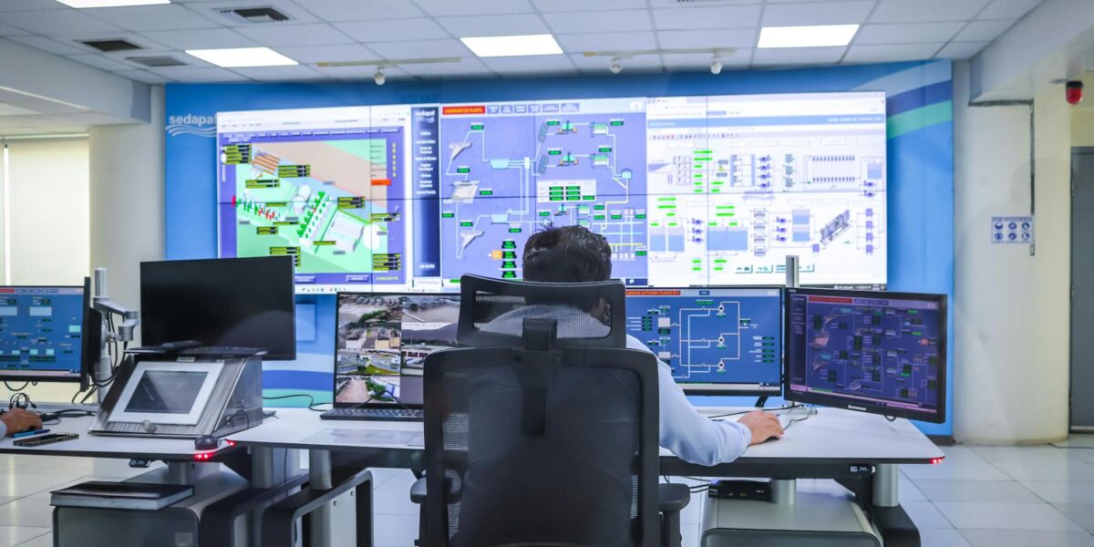 Operator in a modern control room managing technological systems in El Agustino, Lima.