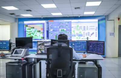 Operator in a modern control room managing technological systems in El Agustino, Lima.