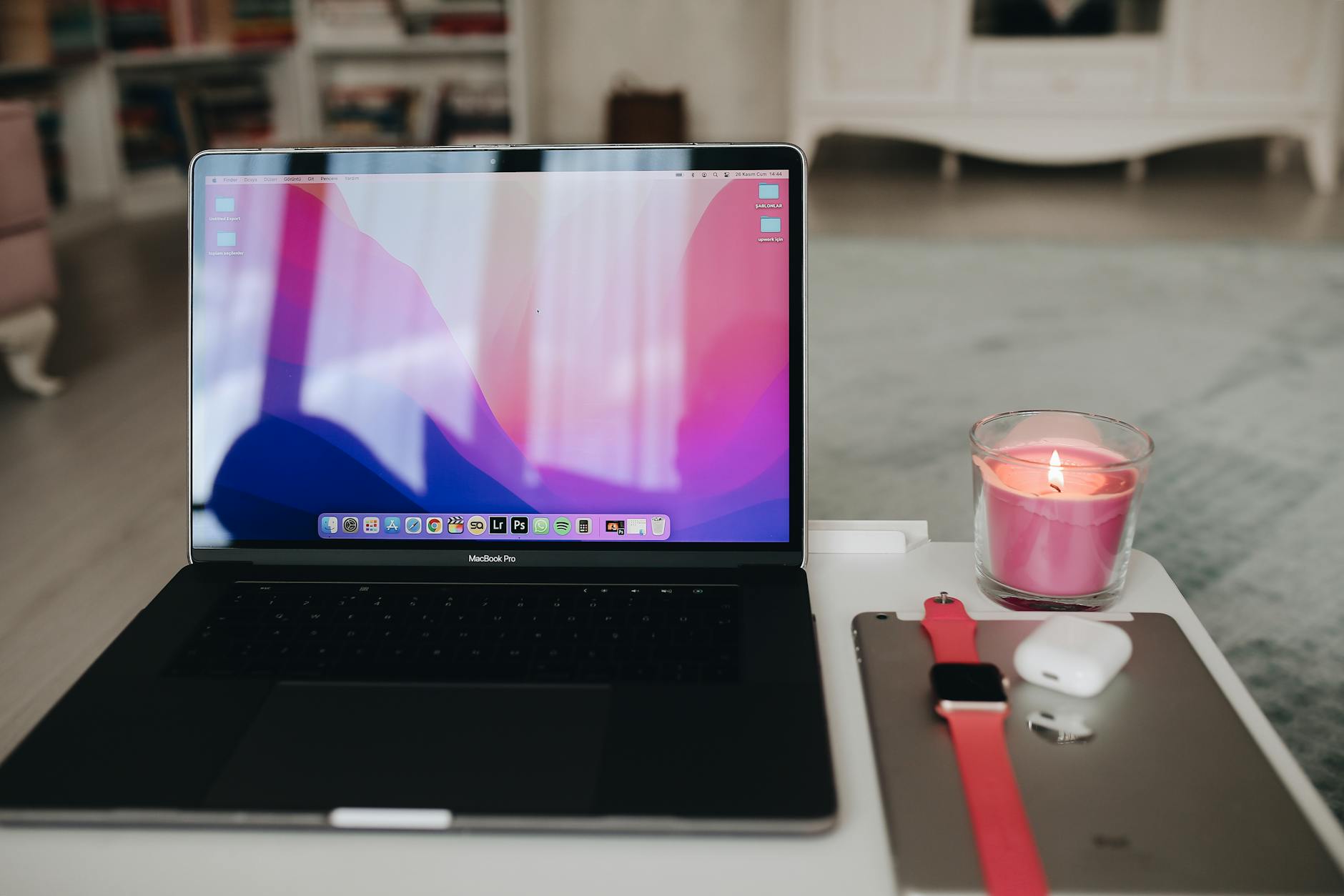 Uniwersalny zestaw ładowarek Apple na podróże