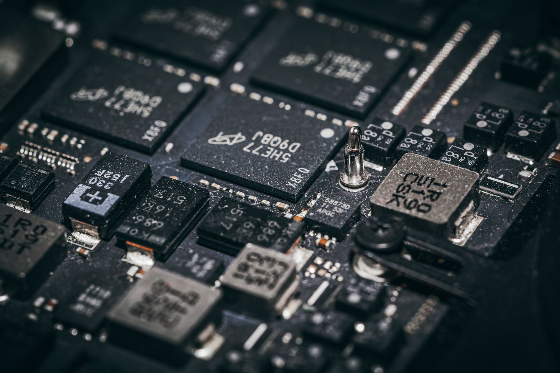 IBM przełamuje barierę 1 nm: co to oznacza dla przyszłości technologii?