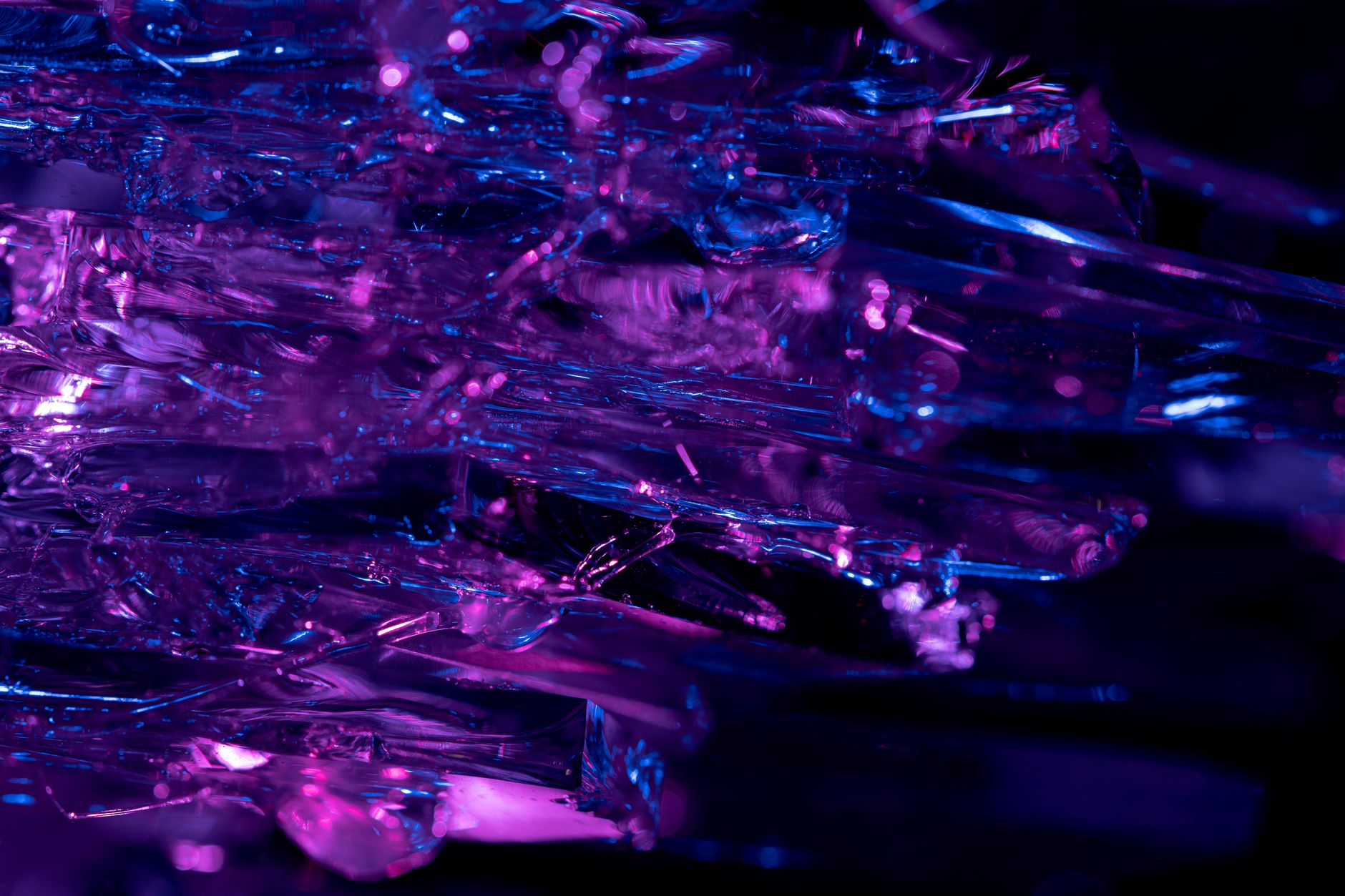Quantum-electrodynamical theory dla sprzężenia elektron-fonon: co zmienia obecność wnęki optycznej?