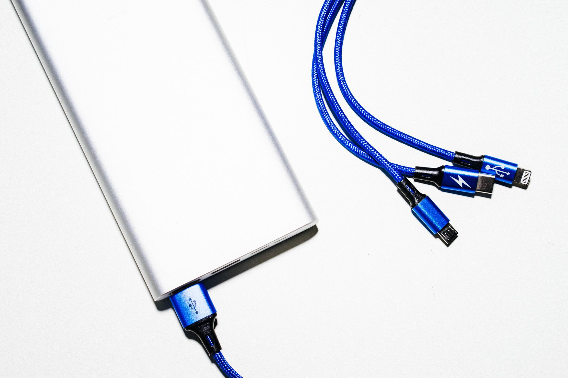 Ładowarka i kabel - czy naprawdę ma znaczenie, czego używasz?
