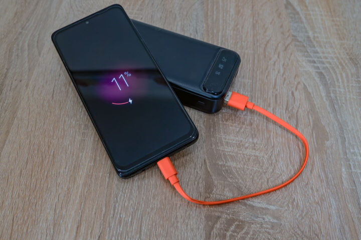 Jak prawidłowo ładować telefon? Zasady, które naprawdę chronią baterię