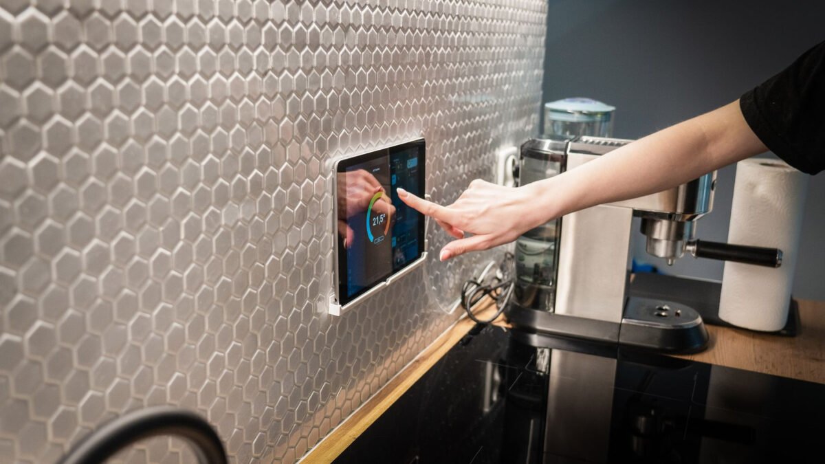 Smart home w 2026 roku: jakie trendy naprawdę zmieniają sposób, w jaki mieszkamy?
