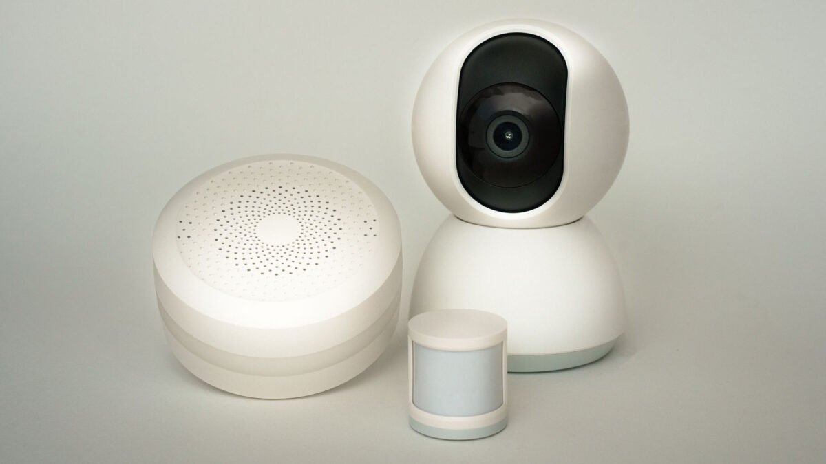Smart home w małym mieszkaniu – realne korzyści, które widać na rachunkach i w przestrzeni