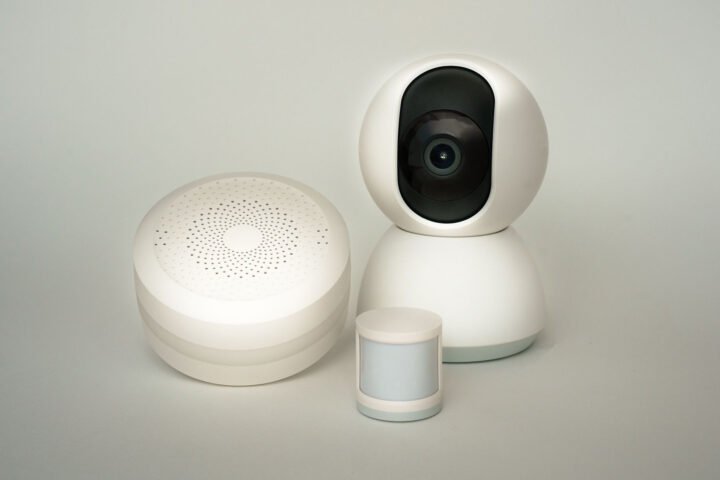 Smart home w małym mieszkaniu – realne korzyści, które widać na rachunkach i w przestrzeni