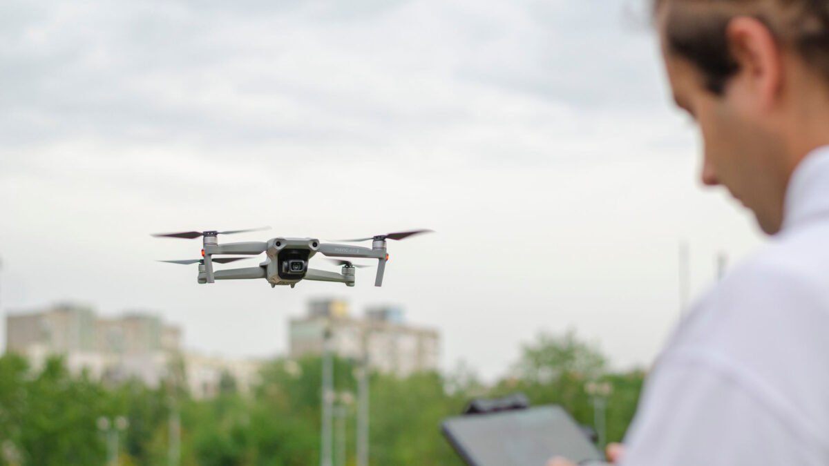 Jak bezpiecznie latać dronem? Przewodnik po strefach i regulacjach