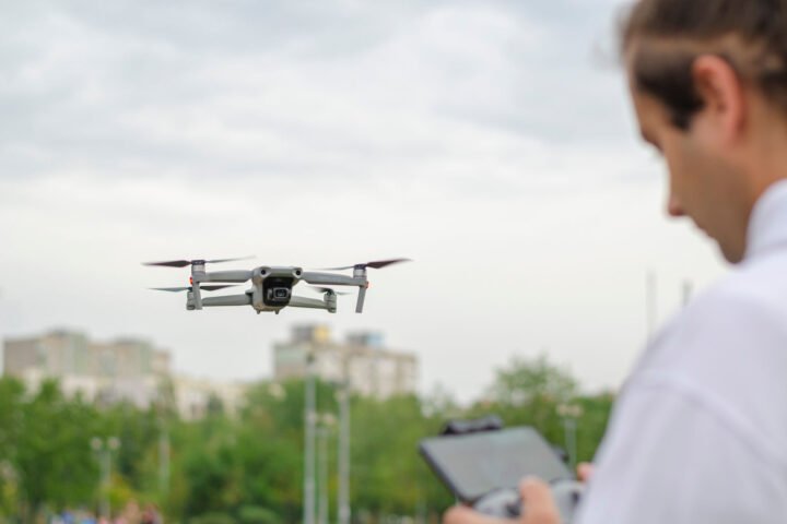 Jak bezpiecznie latać dronem? Przewodnik po strefach i regulacjach