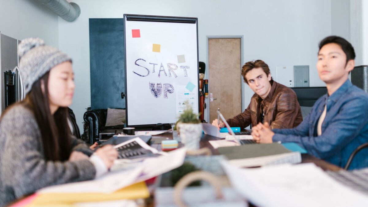 Startupy Claude: co naprawdę oferuje rozszerzony program Anthropic dla założycieli?